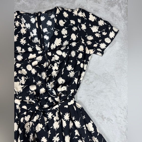 Ann Taylor Factory Black Cream Floral A line Short Sleeve Surplice Dress Size 2 - Picture 3 of 16